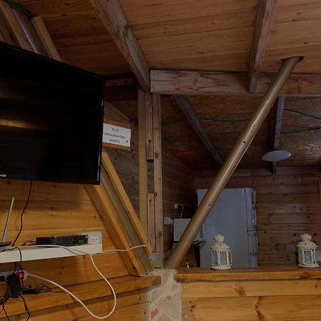 בקתת עץ בחורש במנות - דום גיאודזי - Wooden Cabin In Manot Экстерьер фото