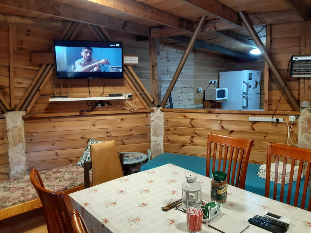 בקתת עץ בחורש במנות - דום גיאודזי - Wooden Cabin In Manot Экстерьер фото