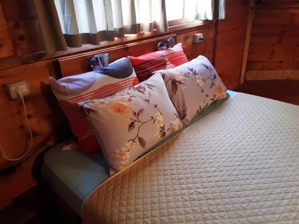 בקתת עץ בחורש במנות - דום גיאודזי - Wooden Cabin In Manot Экстерьер фото