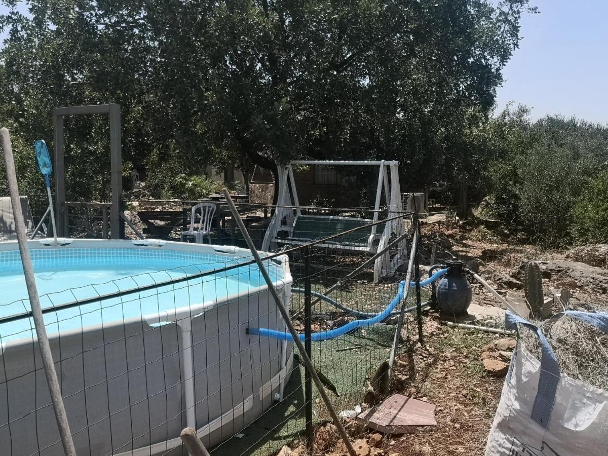 בקתת עץ בחורש במנות - דום גיאודזי - Wooden Cabin In Manot Экстерьер фото