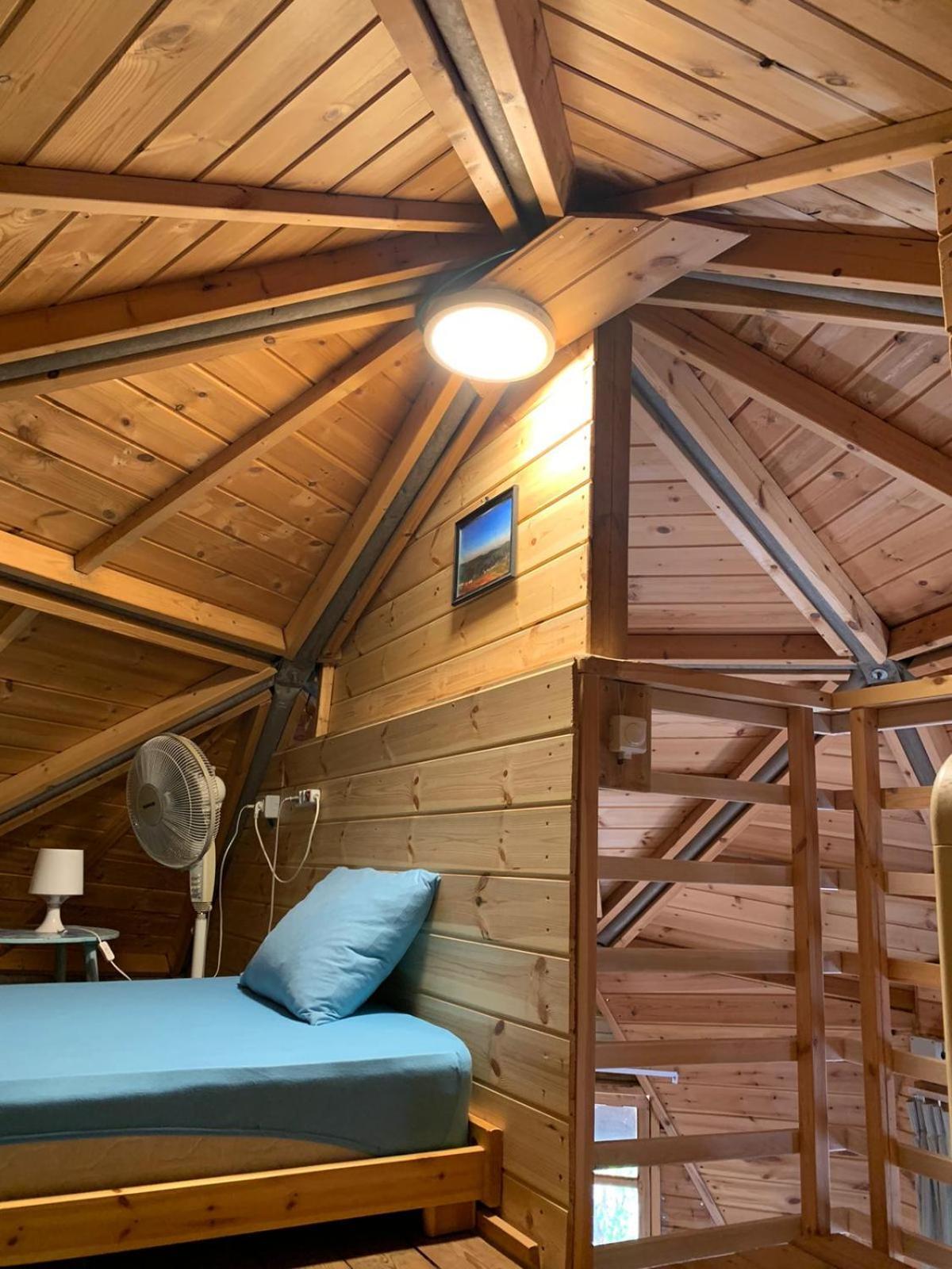 בקתת עץ בחורש במנות - דום גיאודזי - Wooden Cabin In Manot Экстерьер фото